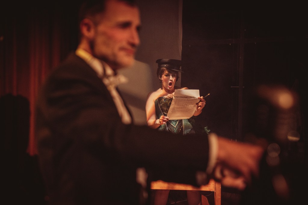 «GRAN OVACIÓN DEL TEATRO REINA SOFÍA PARA VON LUSTIG, EL HOMBRE QUE VENDIÓ LA TORRE&nbsp;EIFFEL»