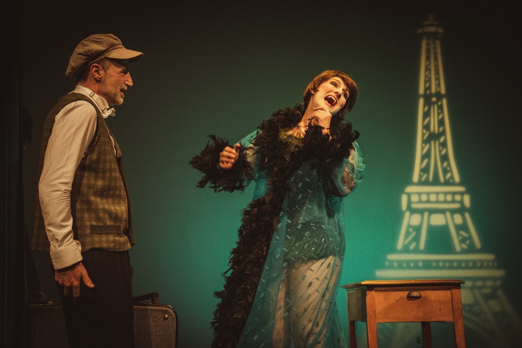 «SORPRENDE DESDE EL MINUTO UNO, HASTA QUE EL MERECIDO SALUDO DEL PÚBLICO CORONA LA ÚLTIMA ESCENA». TRAS LA&nbsp;MÁSCARA.