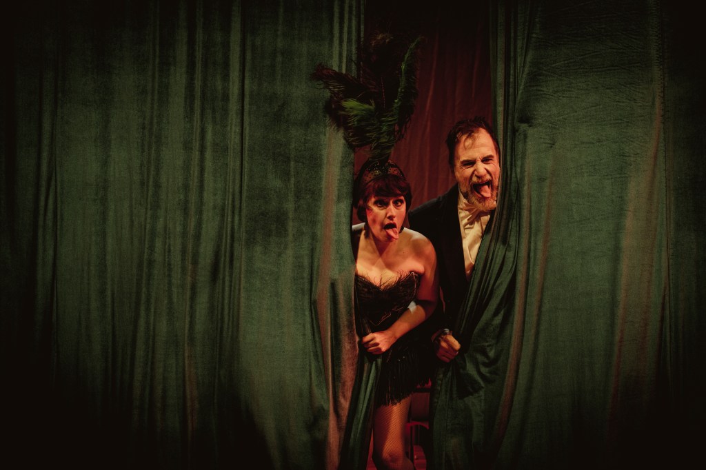 «HACEN OÍDOS SORDOS A LAS DIRECTRICES DE MODA Y SE EMBARCAN EN UN ORIGINALÍSIMO ESPECTÁCULO». LA&nbsp;RAZÓN